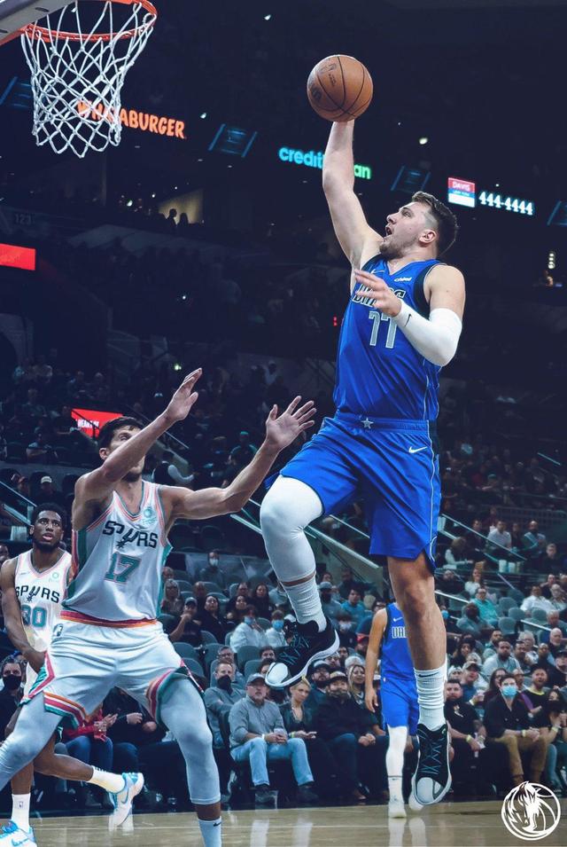 开云下载-日本队鏖战英格兰队，波尔高光表现的简单介绍