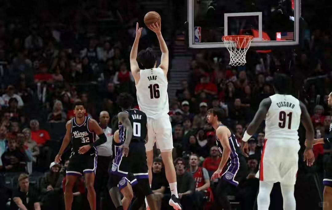 雄鹿轻取青岛队,周琦带队取胜 雄鹿轻取青岛队,周琦带队取胜